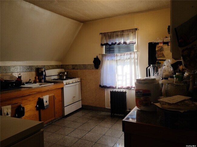 Foto del edificio - 844 Seaman Ave