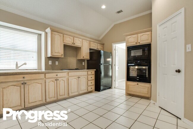 Building Photo - 2025 Valley Falls Ave