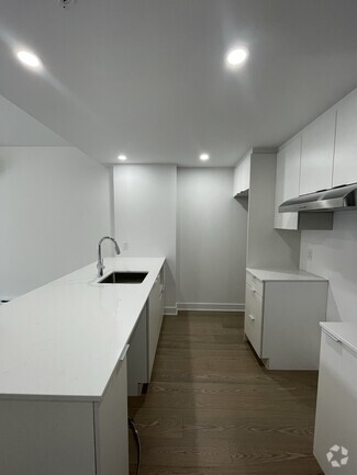 Building Photo - 367 Ave des Pins E