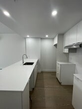 Building Photo - 367 Ave des Pins E