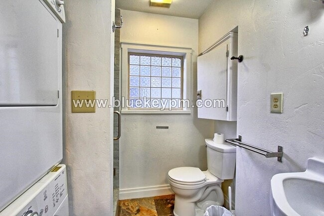 Building Photo - 2 Bed, 1.5 Bath Home with Spiral Staircase...