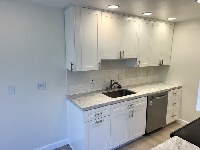 Kitchen - 8163 Redlands St