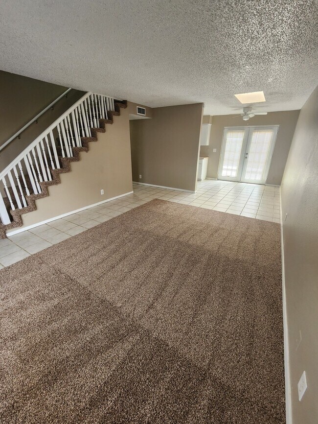 Foto del edificio - 3 bed 2 bath, 2 story townhome, 2 car garage