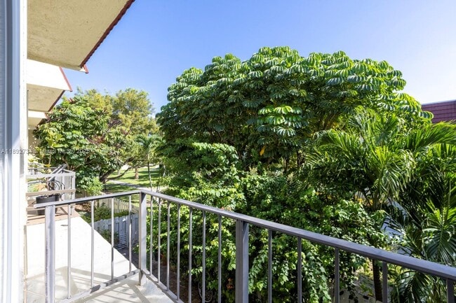 Building Photo - 1655 NE 115th St