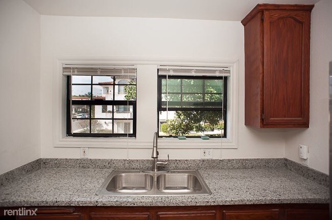 Building Photo - 2 br, 1 bath Apartment - 694 west 14th street