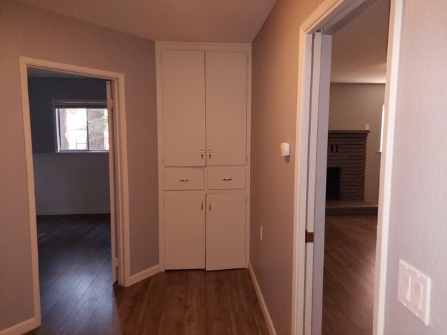 Foto del edificio - *LONG TERM RENTAL* 2 Car Garage