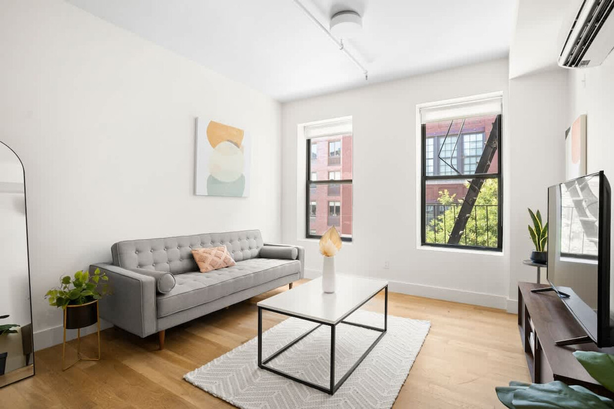 Foto principal - 517 W 45th St