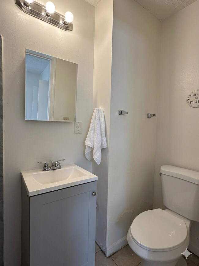Building Photo - 580 NE 34th Ct