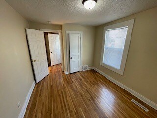Foto del edificio - 938 3rd Ave SE
