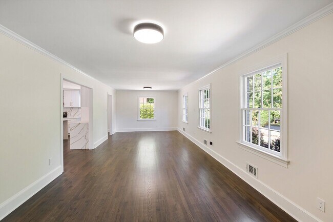 Foto del edificio - 4621 Woodridge Dr