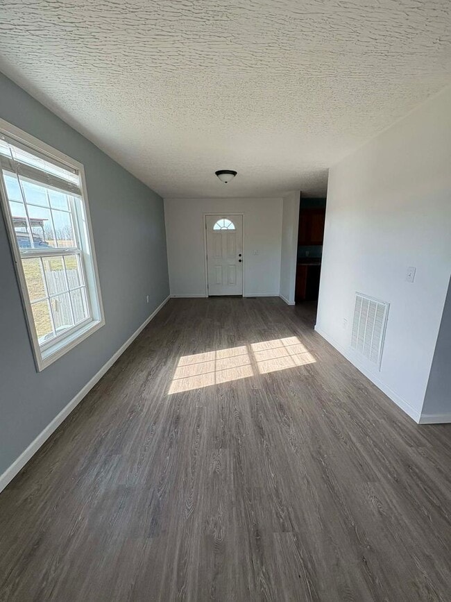 Building Photo - Country Living Home!