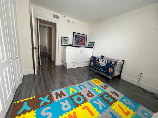 Building Photo - 2457 Collins Ave