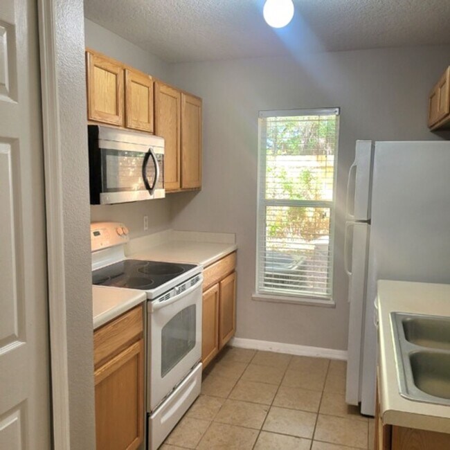 Building Photo - Well laid out 3 BDR /2.5 BTH Townhome with...
