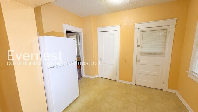 Foto del edificio - 2 Bed/1 Bath Home with Off-Street Parking / Coming Soon!