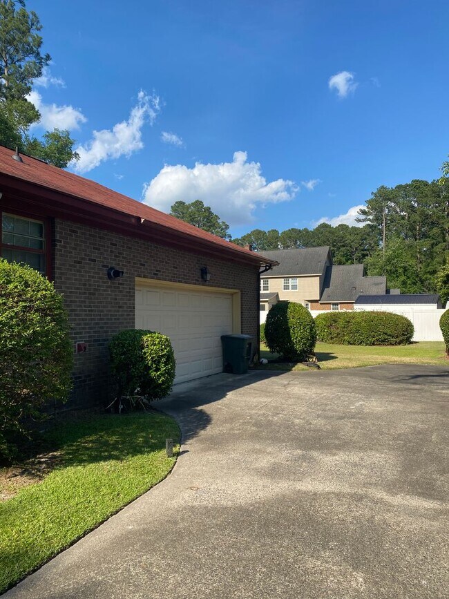 Foto del edificio - 3 Bedroom 3 Bath Brick Ranch