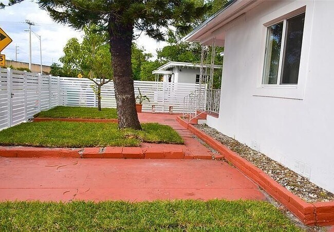 Foto del edificio - 5715 NW 6th Ave