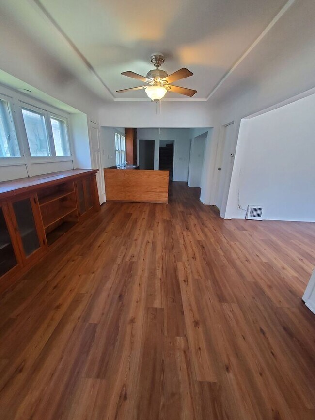 Building Photo - 3 Bedroom Single Family