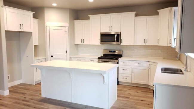 Building Photo - 1067 W 540 S