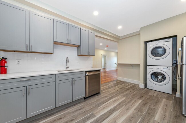 Foto del edificio - No Brokers Fee, In-Unit Washer and Dryer, New Kitchen Appliances, Pets Friendly