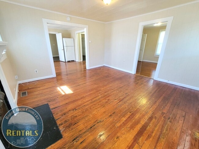 Building Photo - Beautiful 2bd/1ba Home In Downtown Lenoir