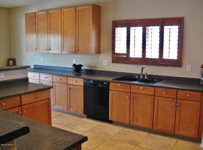 Building Photo - COMING SOON!! LOVELY  5-BEDROOM, 3-BATH GILBERT HOME