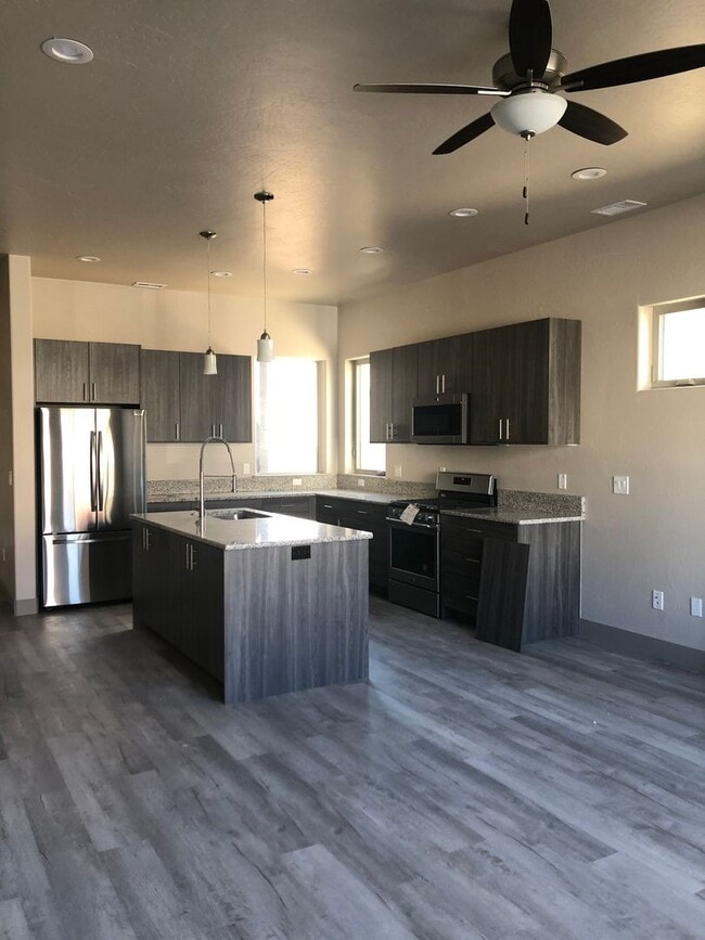 Building Photo - Spacious Townhome