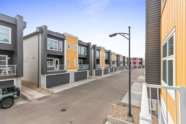 Building Photo - 1631 Hammond Cres NW