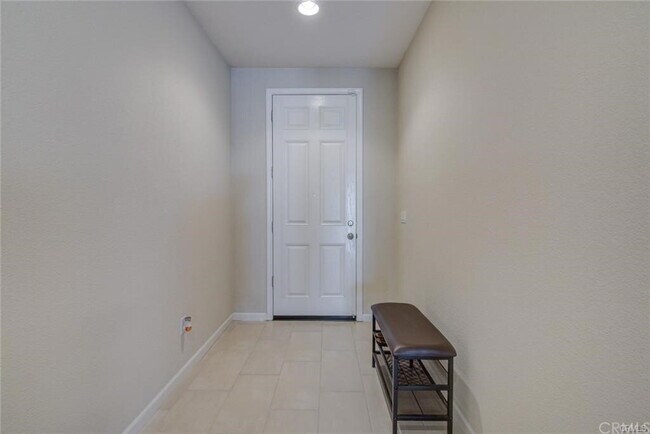 Building Photo - Beautiful, Like-New Home in Merced’s Covet...