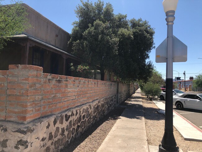 Foto del edificio - 426 E 8th St