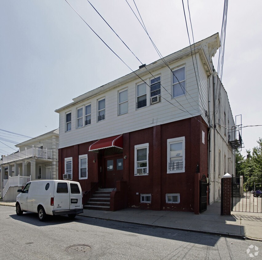 Primary Photo - 74 Jackson Ave