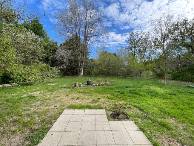 Building Photo - Three Bedroom Home in Fruitport