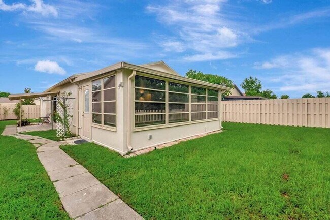 Foto del edificio - 5846 Mirror Lakes Blvd
