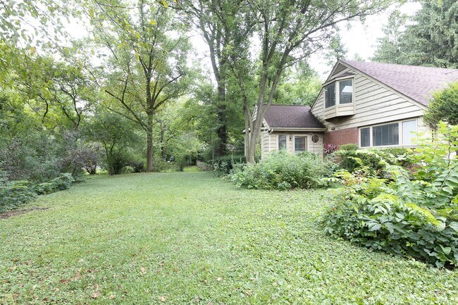 Building Photo - 7S381 Green Acres Dr