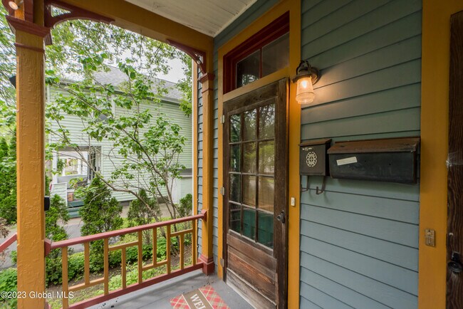 Building Photo - 107 Van Dam St