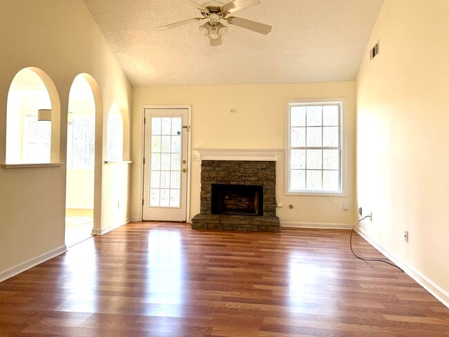 Foto del edificio - 106 Wesley Way