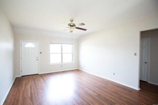 Building Photo - 2096 Fern Valley Dr