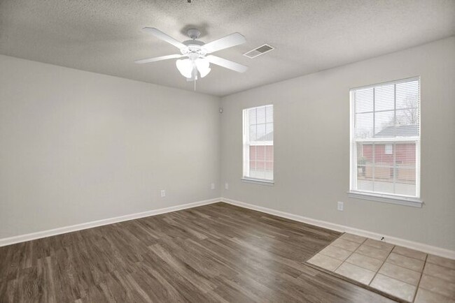 Building Photo - LEASING NOW!! Renovated 1 Bed, 1 Bath Town...