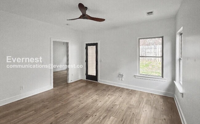 Foto del edificio - 3 Bed/2.5 Bath Home with Fenced Yard & Garage / Pet-Friendly / Available Now!