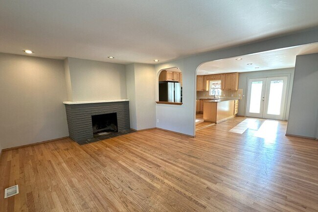 Foto del edificio - Bright and spacious 5bd 2 ba house in Edmo...