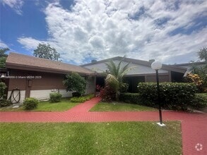 Building Photo - 2743 Parkview Dr S