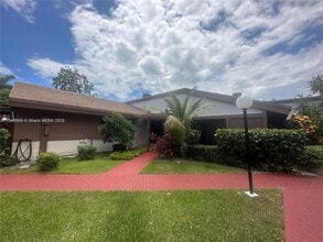 Building Photo - 2743 Parkview Dr S