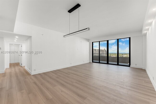 Foto del edificio - 251 Crandon Blvd