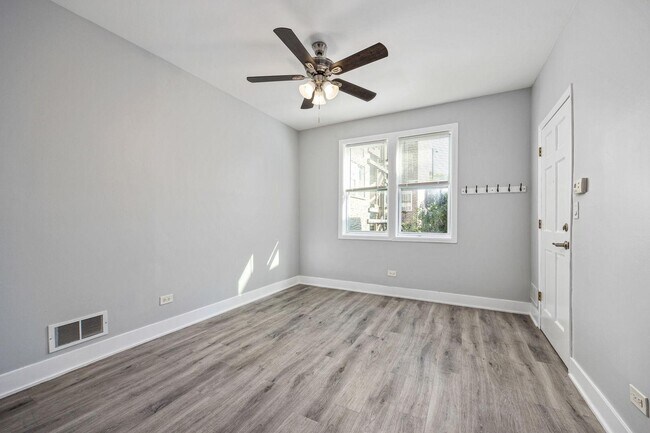 Foto del edificio - 4416 W Armitage Ave