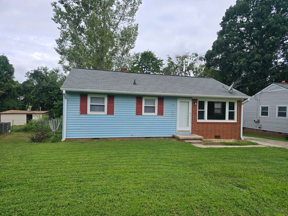 Foto principal - Charming Ranch with Fenced Yard in the Hea...