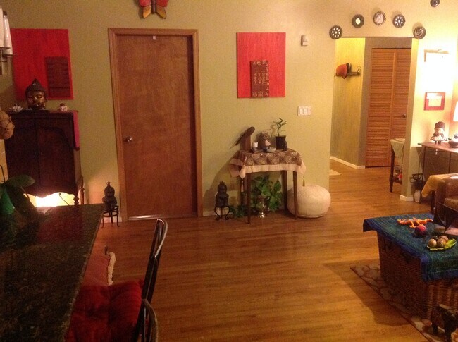 Leaving Room - 420 S Clinton St