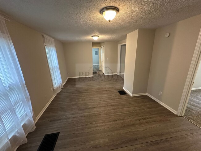 Building Photo - Cute 2 bedroom / 1 bath rehabbed home - wa...