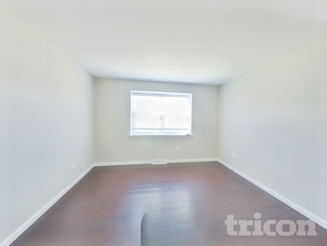 Building Photo - 3 Meadow Glen Rd