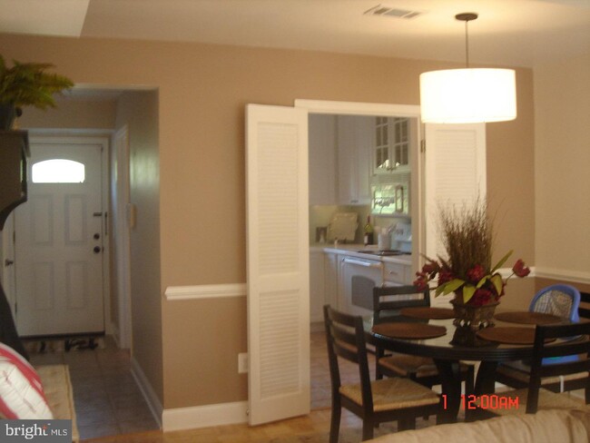 Building Photo - 56-B Leeds Ct