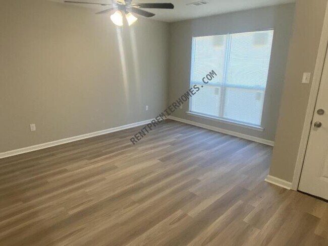 Foto del edificio - 1311 Lee Mac Dr