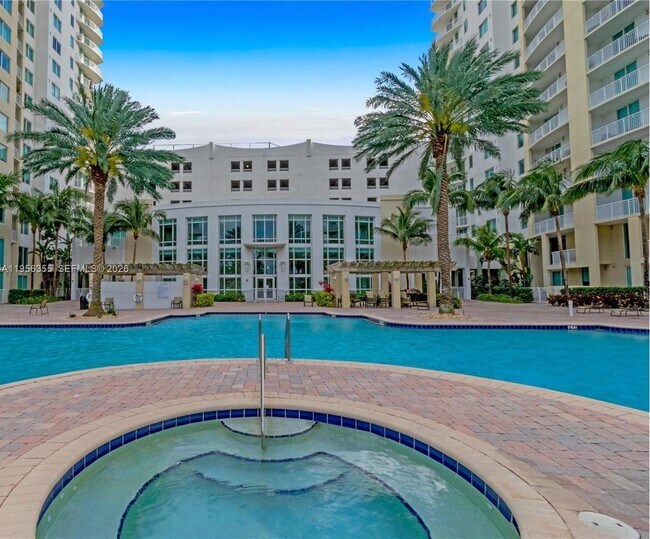 Foto del edificio - 1745 E Hallandale Beach Blvd